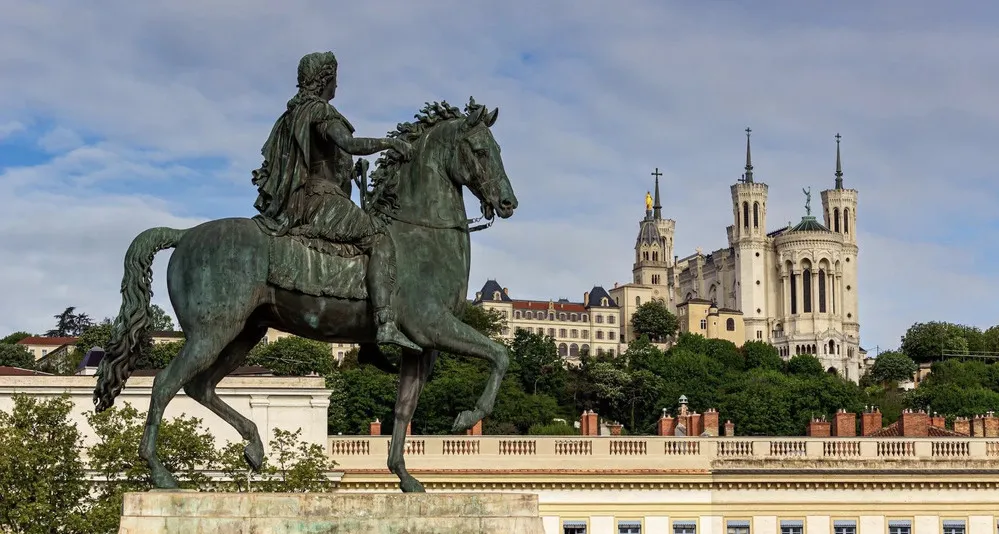 Vue de la basilique Notre Dame de Fourvière depuis la place Bellecour